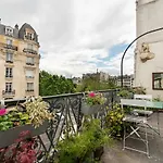 Veeve - Fontaines Du Temple Apartment